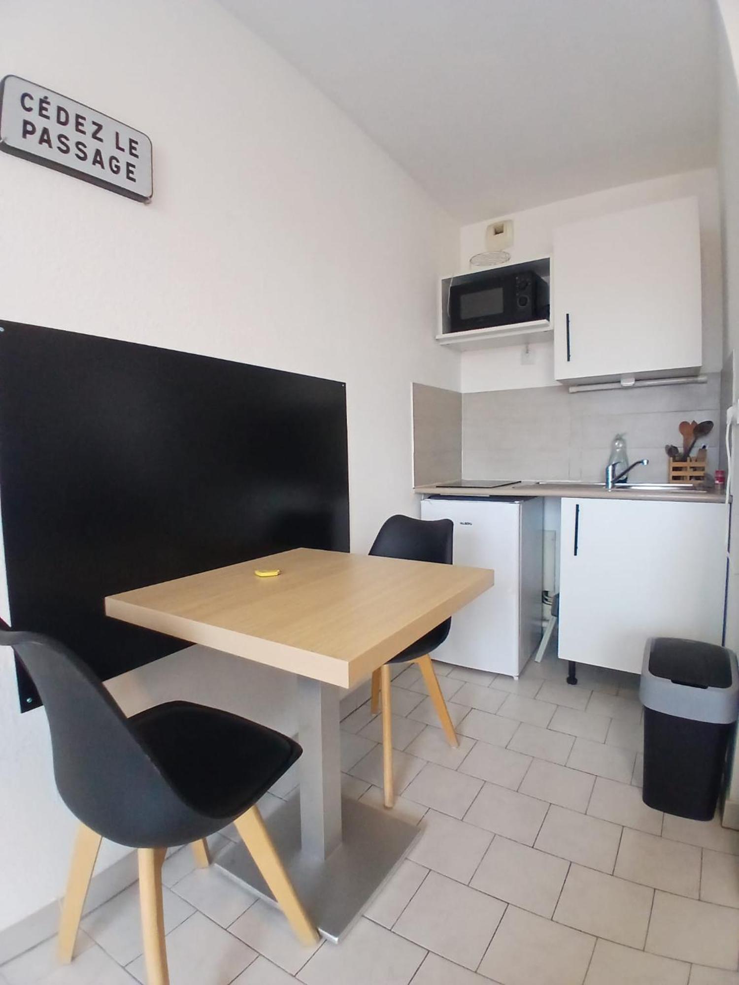 Studio Clim Parking Dhuoda Nimes Luaran gambar